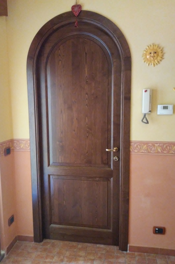 Porta centinata in castagno tinto